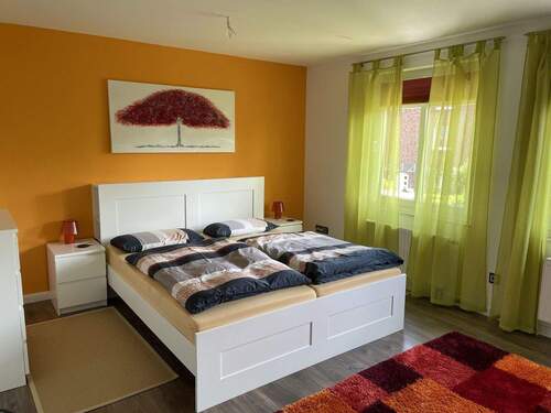 1. OG Schlafzimmer 1 - 
