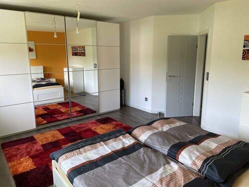 1. OG Schlafzimmer 2 - 