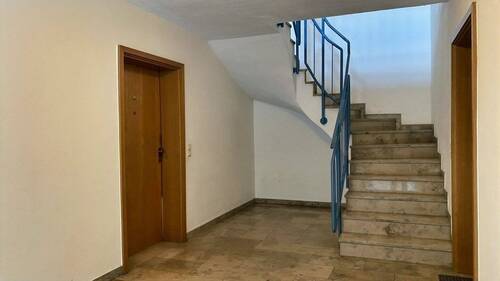 Flur mit Eingangstür - 