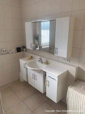 Waschtisch und Spiegelschrank - 