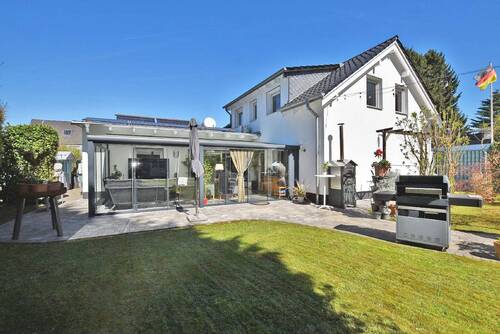 Gartenansicht - Kernsaniert und modern! Freistehendes Einfamilienhaus
