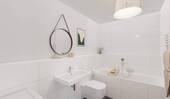 Modern gefliestes Badezimmer mit Badewanne - Etagenwohnung mit 120,70 m² in Berlin zum Kaufen