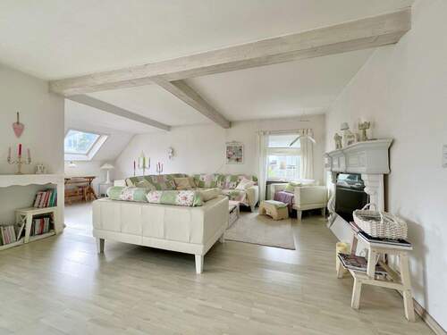 Wohnzimmer - Lichtdurchflutete Wohnung mit viel Platz (zus. im DG) und Sonnenloggien