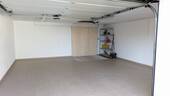 Einfache Garage vor dem Tor - 