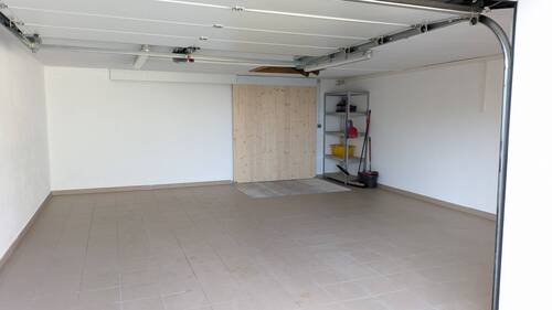 Einfache Garage vor dem Tor - 