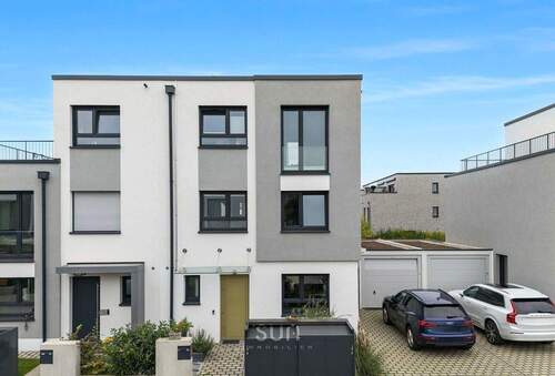 Hausansicht - ZUKUNFTSGERICHTET: Neuwertige Doppelhaushälfte mit Photovoltaik und Energieeffizienzklasse A!