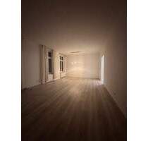 Renoviert, Waldnähe, Altbau, hohe Decken, Balkon, optimal für Familien mit EBK - Düsseldorf Gerresheim