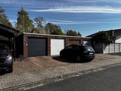 1. Garage mit neuem Tor - 