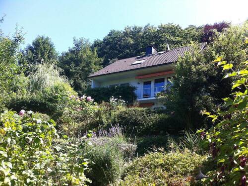 Blick aus Garten aufs Haus - 