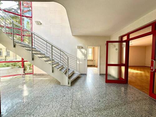 Treppe vom Erdgeschoss ins Obergeschoss - Büro in Dresden zum Kaufen