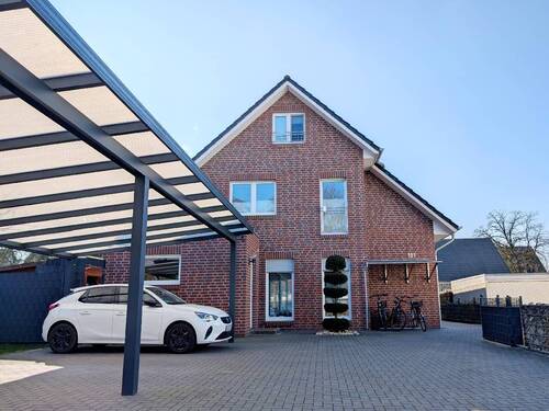 Bild 1 - Modernes MFH mit 4 Wohneinheiten, überdachtem Carport und Eigentumsgrundstück