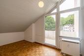 Schlafzimmer mit Zugang zum Balkon - 