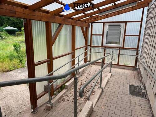 überdachte Rampe hinter dem Haus - 