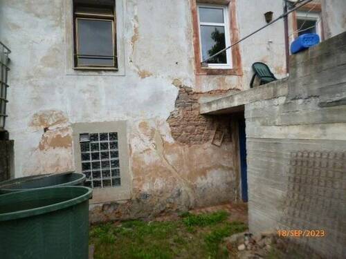 Rückfront mit Eingang Garage - 6 Zimmer Einfamilienhaus in Friedrichsthal