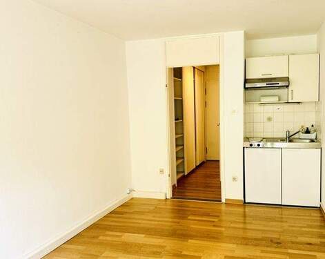 Flur mit Pantry - 1 Zimmer Etagenwohnung in München