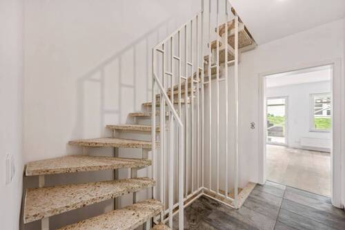 Flur Treppenhaus - 4 Zimmer Mehrfamilienhaus, Wohnhaus in Baumholder