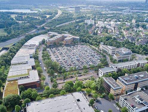 Luftbild Gebäudekomplex + Parkplätze - 