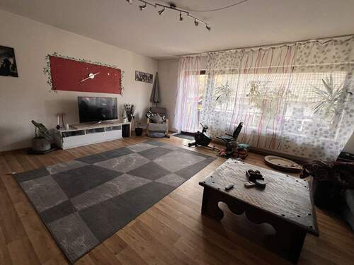 Wohnzimmer - Familienfreundliche 5-Zimmer-Wohnung in Eichenbühl mit Balkon