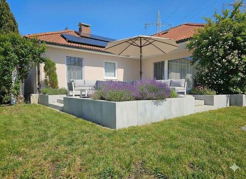 Sonnige Terrasse - Ökologisch und modern wohnen im Landhausstil