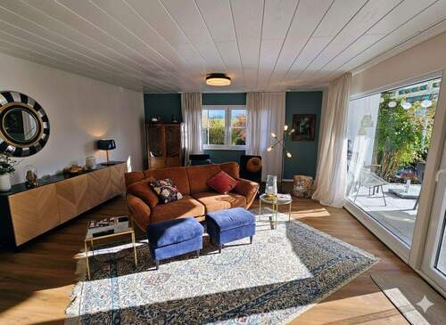 Großzügiges Wohnzimmer - 