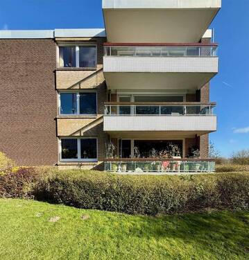 Hausansicht seitlich mit weiteren Balkon - 2 Zimmer Etagenwohnung zum Kaufen in Kronshagen