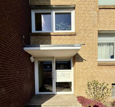 Hauseingang vorne - 2 Zimmer Etagenwohnung in Kronshagen