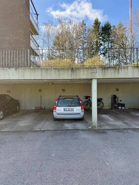 Carport am Haus - Etagenwohnung mit 72,90 m&sup2; in Kronshagen zum Kaufen