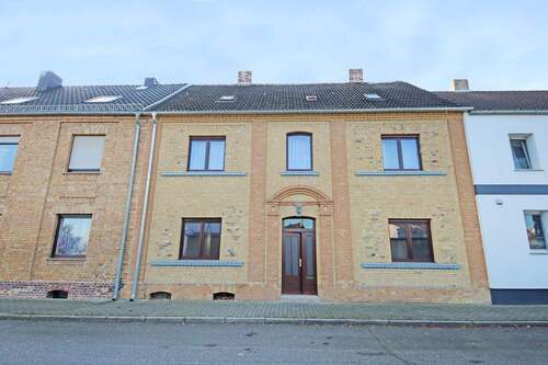 Hausansicht - großes Reihenmittelhaus in BTF-Wolfen OT Greppin - auch für 2 Generationen geeignet