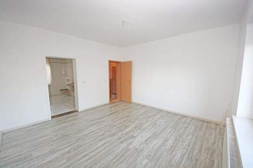 Wohnzimmer 2 im EG - 1 Zimmer Reihenmittelhaus in Bitterfeld-Wolfen