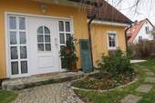 Eingang mit Beet - 5 Zimmer Einfamilienhaus zum Kaufen in Althegnenberg