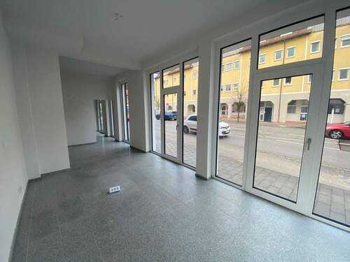 Raum nach der Schiebetür Fensterfront.jpg - 2 Zimmer Büro zum Kaufen in Lauf an der Pegnitz