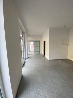 Raum Richtung Schiebetür 1.jpg - 2 Zimmer Büro in Lauf an der Pegnitz