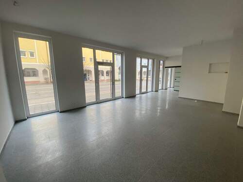 Richtung Fensterfront und Eingang 2.jpg - 