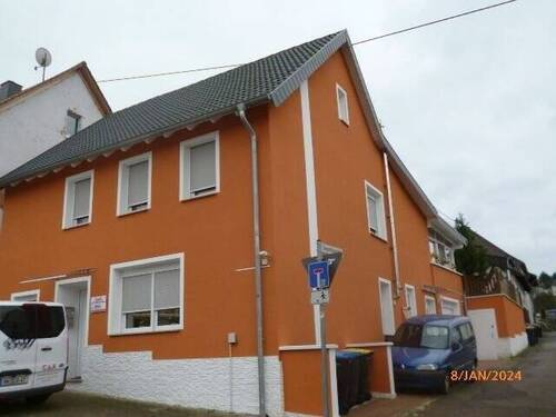 Vorderfront - Wannemacher Immobilien **** Wunderschönes Einfamilienhaus mit Einliegerwohnung in Neunkirchen-Wellesweiler ****