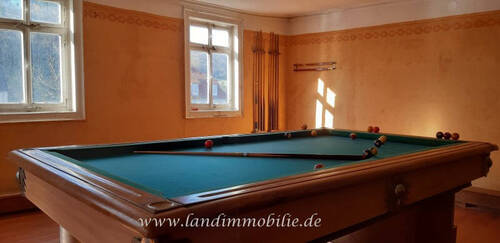 im Saal im ersten Stock - 