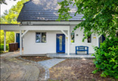 Ansicht von vorne mit Carport - 