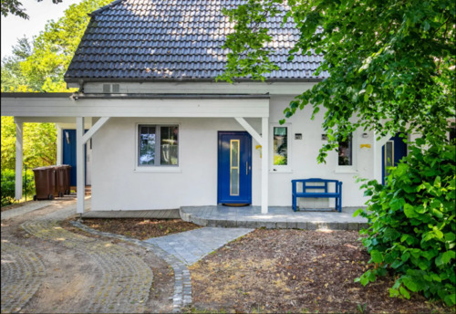 Ansicht von vorne mit Carport - 