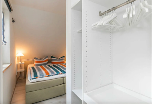 Schlafzimmer mit Kleiderschrank - 