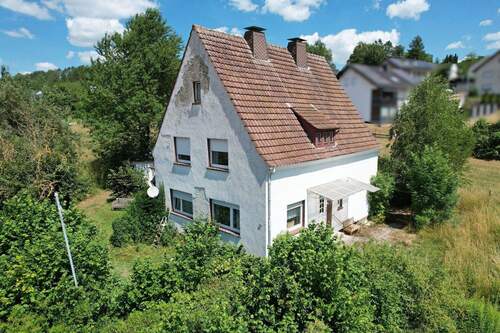 Hausansicht - Sanierungsbedürftiges Einfamilienhaus mit Garten in Höxter-Ottbergen