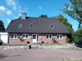 Hausansicht - Helle und großzügige 3,5 Zi. Dachgeschosswhng. im Zweifamilienhaus - Gepflegt,modernisiert, ruhig