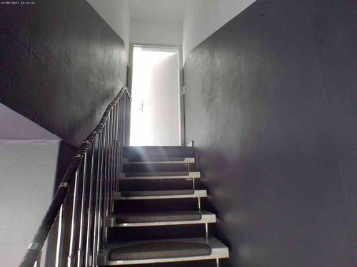 Treppe zur Wohnung - 3 Zimmer Etagenwohnung in Itzehoe
