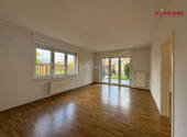 Wohn-/Esszimmer mit Zugang zur Terrasse - 