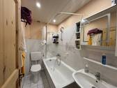 Badezimmer mit Badewanne - 