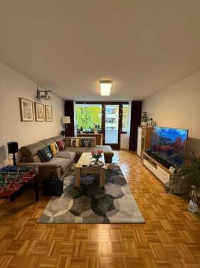 Wohnzimmer - Attraktive 3-Zimmer-Wohnung in Bogenhausen mit großem Balkon und vielen Gestaltungsmöglichkeiten