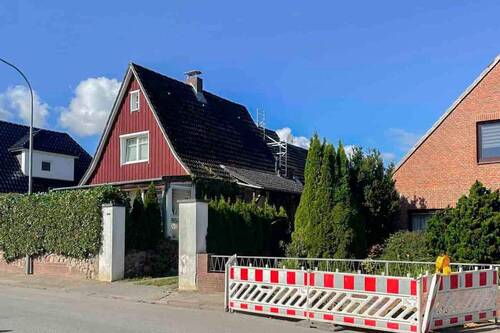 Haus_vorn_Ansicht_Straße - Mehrfamilienhaus, Wohnhaus mit 274,00 m² in Lübeck zum Kaufen