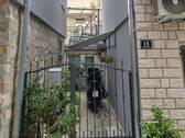 Eingang und Motorradparkplatz im Erdgeschoss - 