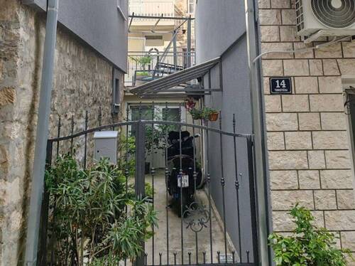 Eingang und Motorradparkplatz im Erdgeschoss - 