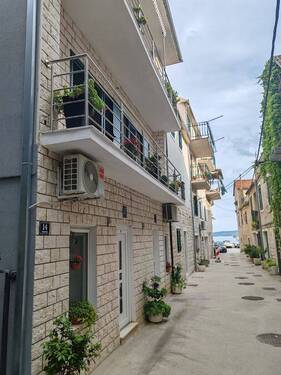 Direkte Strandnähe - Charmantes Mehrfamilienhaus in direkter Wassernähe in Kastela