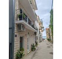 Charmantes Mehrfamilienhaus in direkter Wassernähe in Kastela