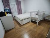 Schlafzimmer mit Krippe - 